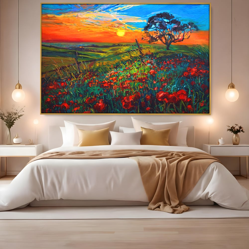 Tablou canvas cu tablou canvas cu maci si apus de soare, in rama de aluminiu auriu, pe perete intr-un dormitor